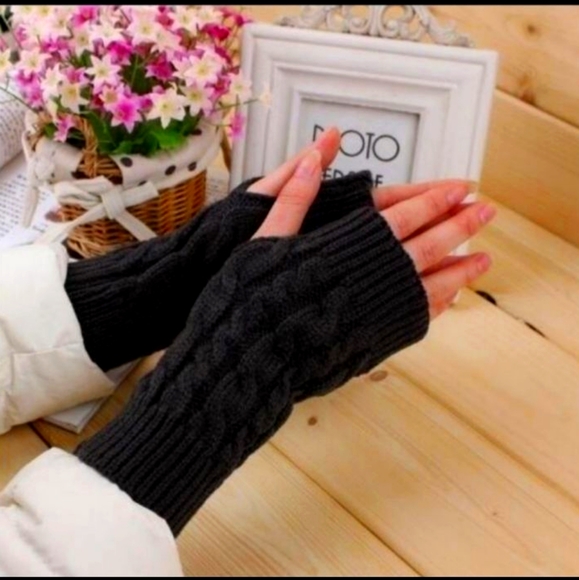 - Accessories - Cozy Black Knit Fingerless Mittens